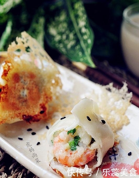 煎饺上的冰花,到底是面粉还是淀粉做的?加多少水才焦脆不糊?