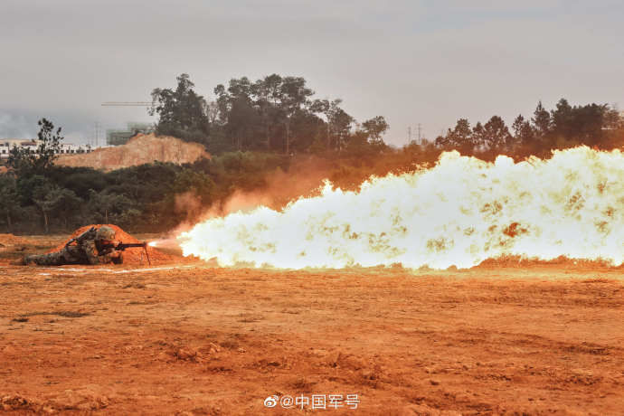 视觉冲击！多角度看喷火兵昼夜实喷训练