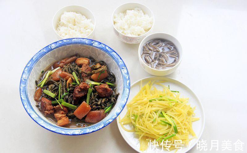 看我家冬天周末午餐，干豆角红烧肉配土豆丝，好吃不油腻又好做