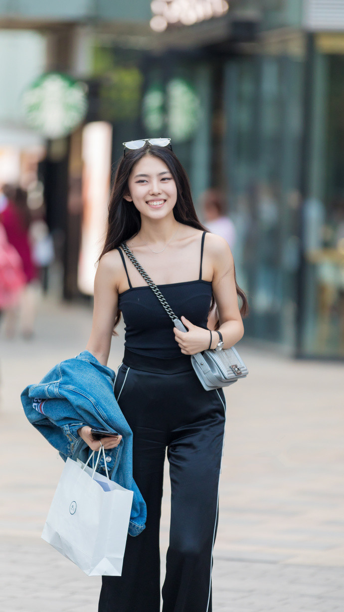 牛仔裤|身材高挑的美女，休闲装搭配牛仔裤，展现的腿部修长纤细