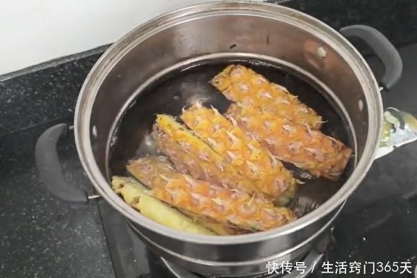 菠萝皮别再当垃圾扔掉了，放锅里煮一煮，解决家家户户的大难题！