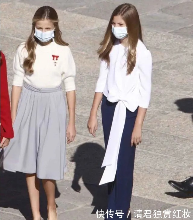 坡跟鞋 莱昂诺尔又穿高跟鞋，5厘米高的鞋跟没赶上妹妹，14岁就穿猫跟鞋！