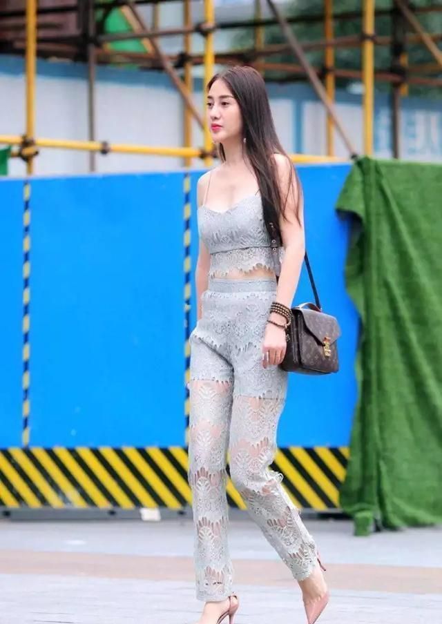 街拍:单辫子的小美女,牛仔裤搭配黑色吊带背心,简洁大方