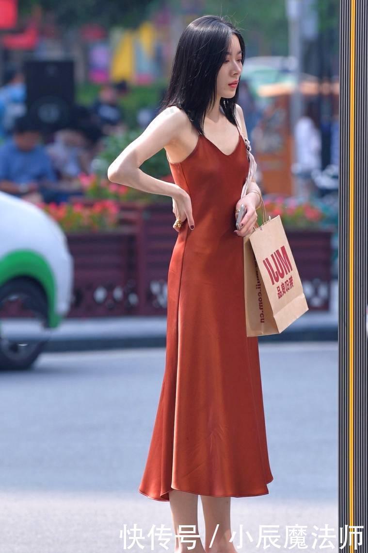 美女长发披肩，同样的颜色不同的气质，蕴含着土味的复古时尚感