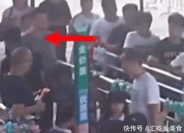 孩子|孩子身高超1.2米不能免票，父亲拿水浇售票员头：我孩子才6岁