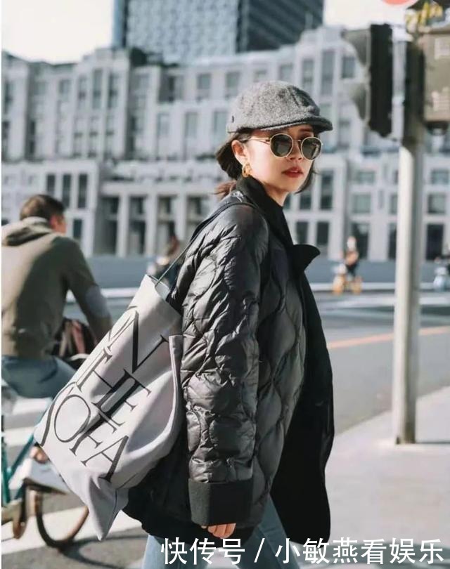 羽绒服+骑士靴,羽绒服+碎花裙,冬天这么穿又美又飒