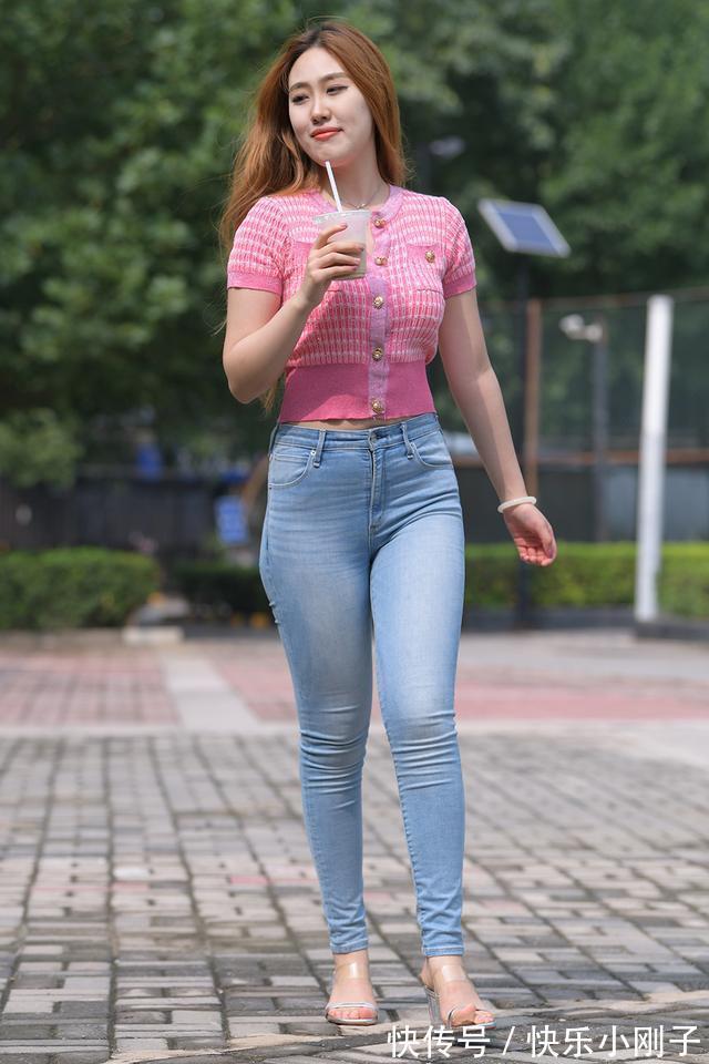 牛仔裤|秋天简单时尚的搭配,牛仔裤配针织衫,简约修身又美丽时尚