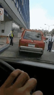 |搞笑GIF：这是什么地方？我想去这地方上班！美女真多！