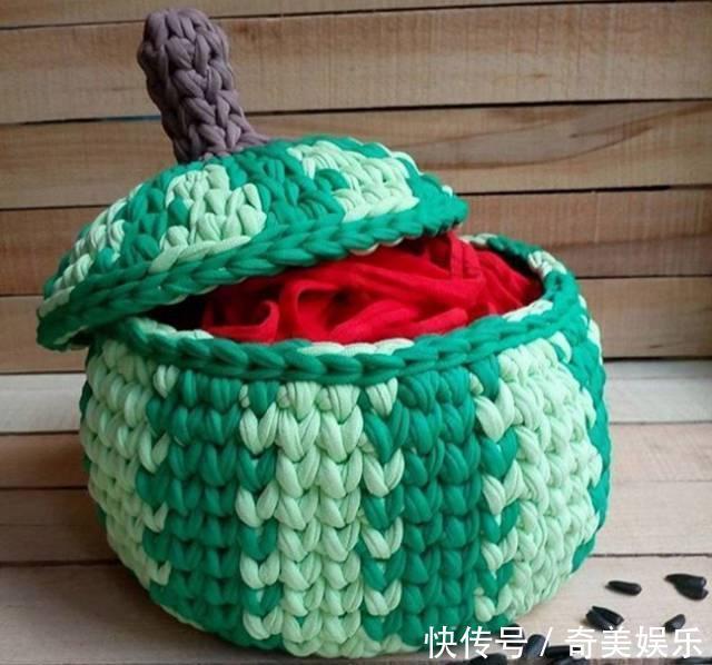 旧衣服剪几刀，制作布条线，拿来钩编收纳盒，非常实用！附教程