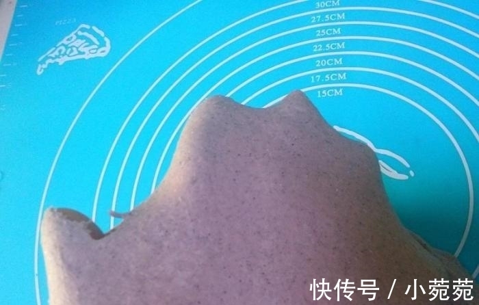 玉米油|做了7年面包,第一次做“黑面包”,女儿一口气吃了两个,真好吃