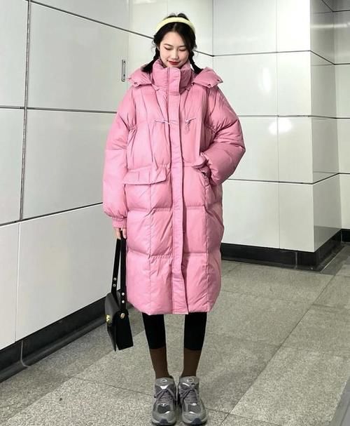 最近流行起一种新穿搭，叫“长款羽绒服＋鲨鱼裤”，保暖又显瘦