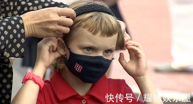 雅克|摩纳哥龙凤胎Q翻天！6岁小公主穿得像红苹果，换狗啃刘海翻车了