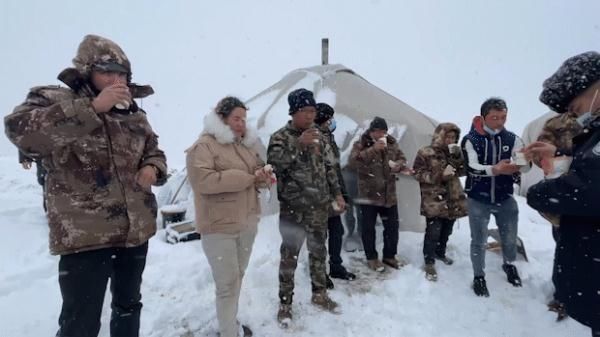 警察|暴雪致15名工人被困！警察背上物资徒手开路，救人！