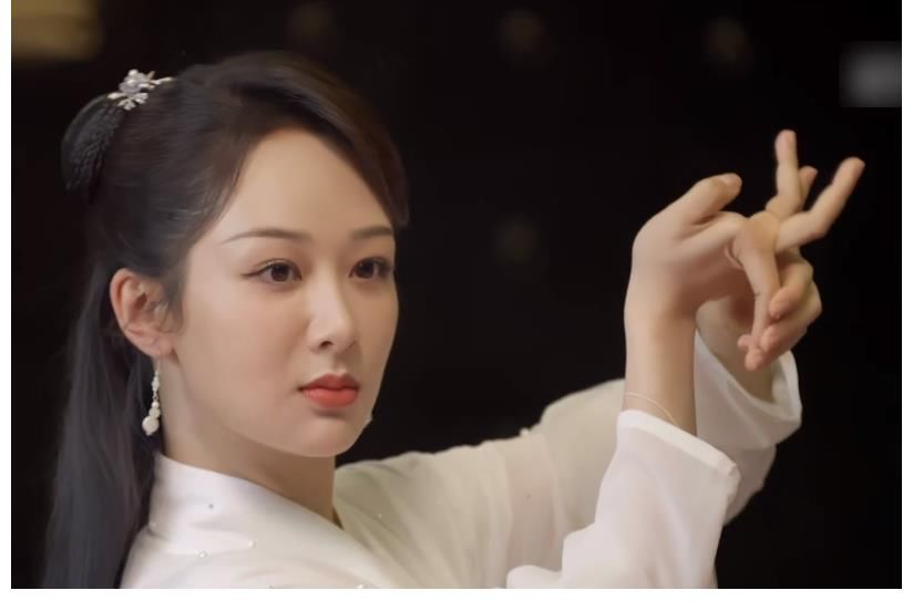 动作|杨紫现场秀隐藏技能，当她用手指变花，在场嘉宾都被吓得张大了嘴