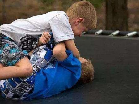 老师|孩子问“我被打了,能打回去吗”,这爸爸的回答显高智慧值得学习