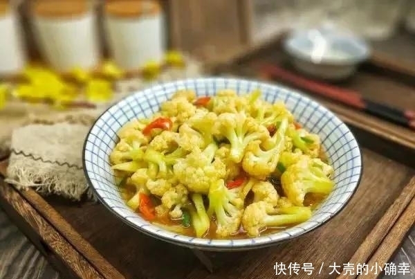 炒花菜有人焯水,有人直接下锅炒,都做错了,看饭店大厨怎么做的