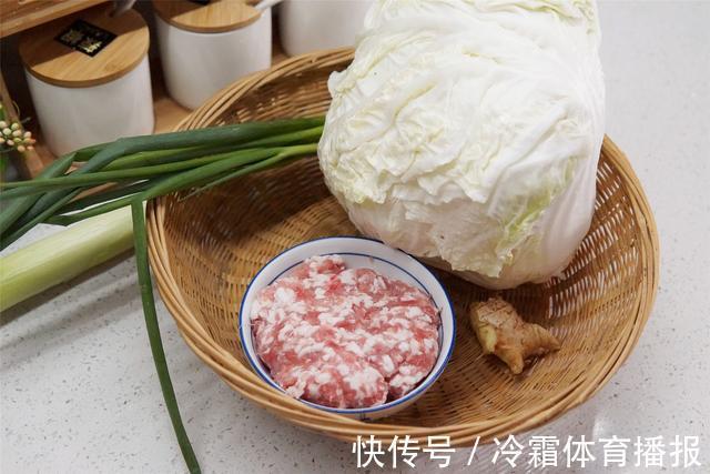饺子|做白菜馅饺子，调馅时多加一步，白菜不出水，不缩成团，饱满多汁