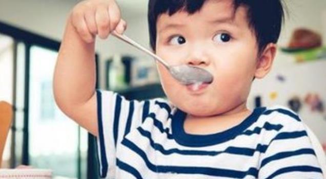 一日三餐|孩子1岁后,家长要避免4个错误行为,以免耽误孩子长高,别不懂