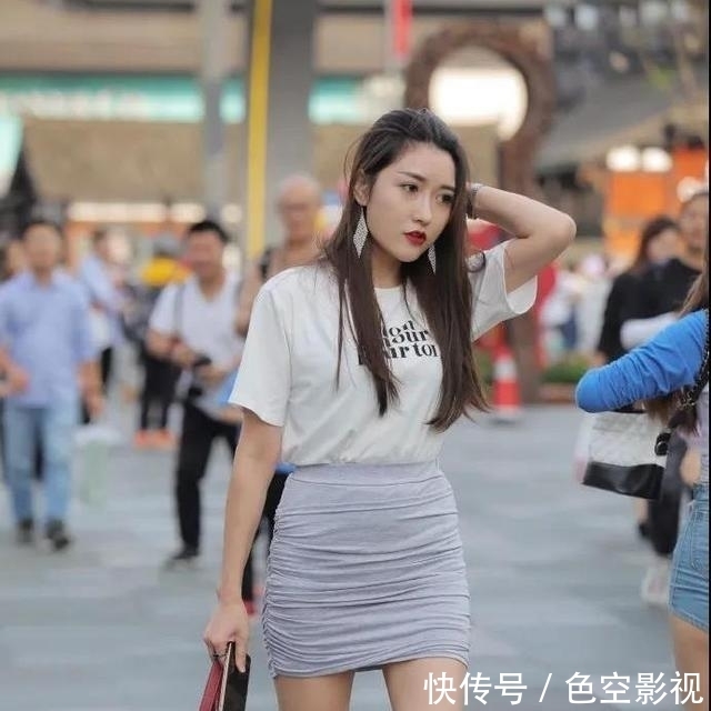 连衣裙的打扮回头率超高,稳重不踩雷,女神风格更突出