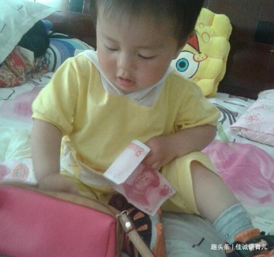 偷钱|同样是拿走爸爸的100块钱，两个爸爸的做法，孩子长大后差距明显