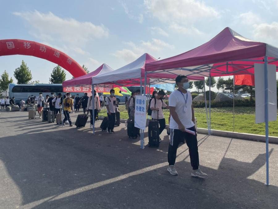 山东煤炭技术学院|山东煤炭技术学院威海校区1250名新生报到，正接受军训