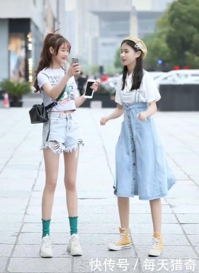 街拍同样漂亮又有趣的两个妹子,这道选择题好难啊