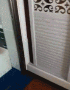 |搞笑GIF:看着都觉得好痛 赶紧喝口饮料压压惊