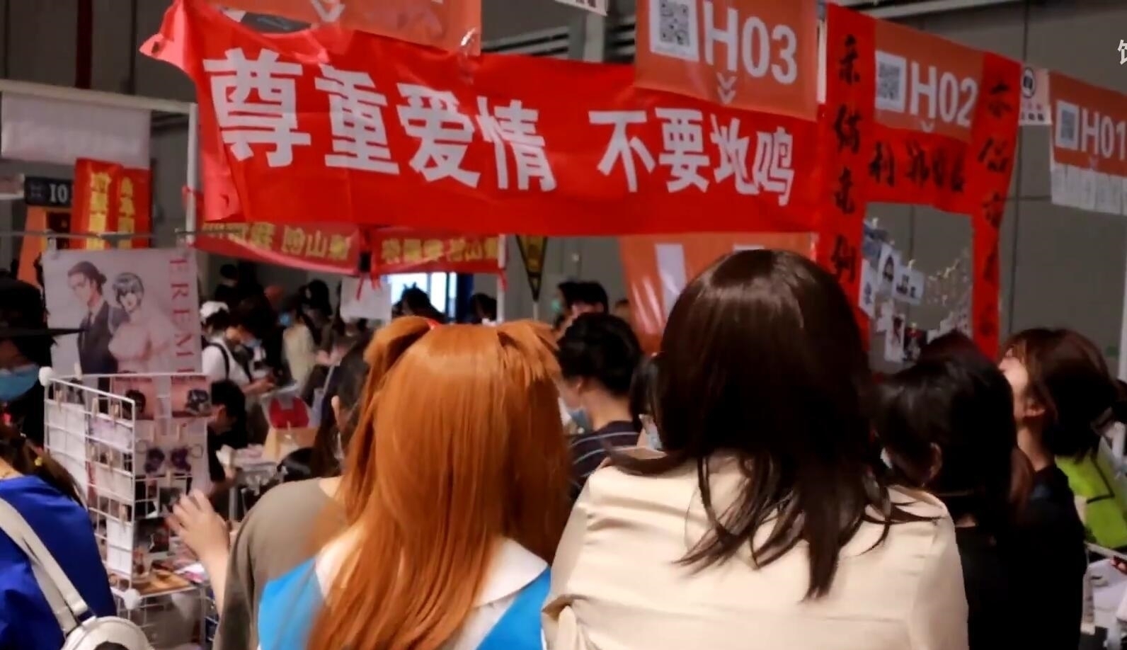 艾伦|小伙漫展cosplay艾伦,看完笑到脸抽筋,偶遇莱纳问妈妈为什么被吃掉遭暴打