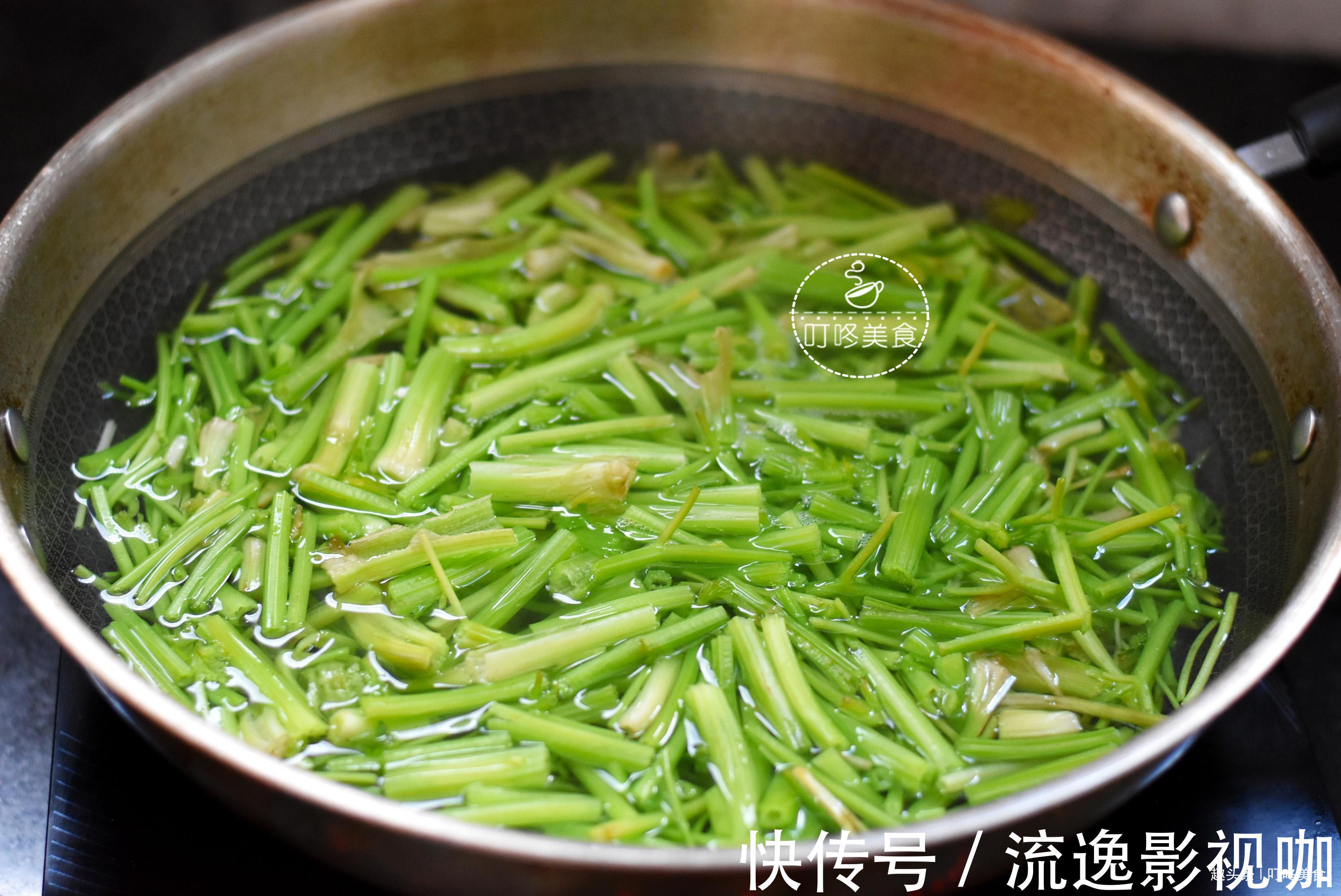 菜谱|炒芹菜时,直接下锅炒就错了!少了一步,芹菜不香还不入味