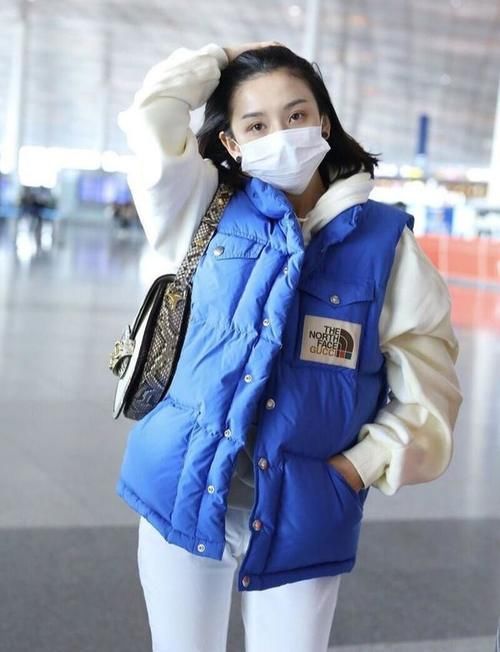 羽绒|明星穿搭，白色卫衣配羽绒马甲保暖低调，甜美可爱