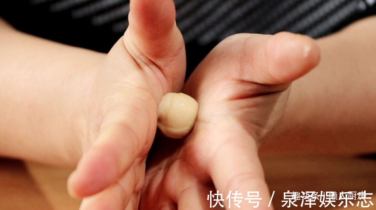 过年吃的茶食不用买,自己在家做,半斤面粉能做好多,又香又脆