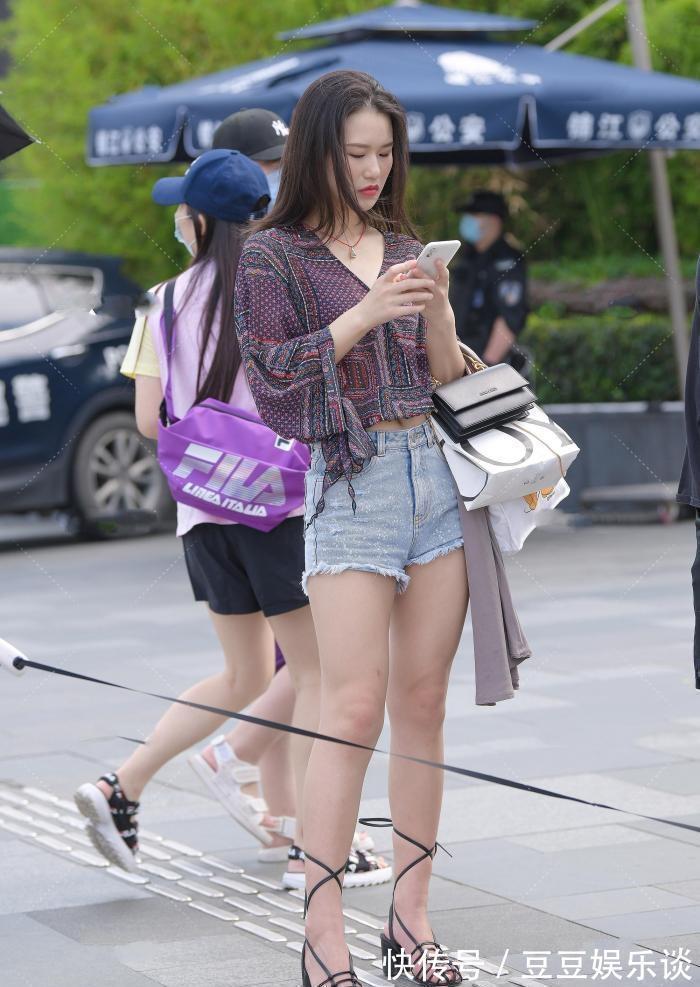 穿搭 时尚:干练的美女简单随性的穿搭,潮流时尚有个性!