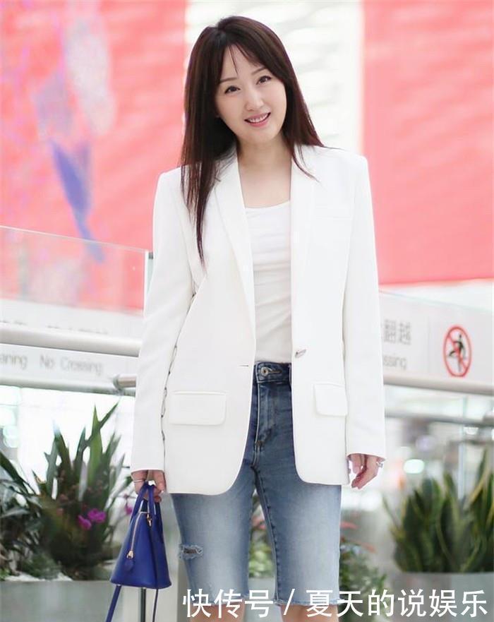 减龄|50岁左右的女人,发型不要留羊毛卷和碎发头,这些更洋气