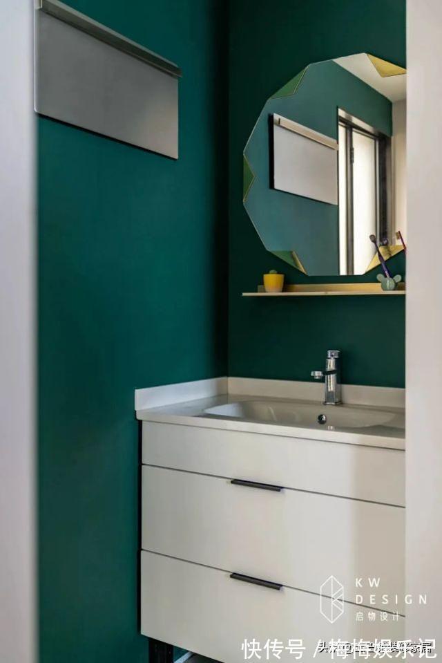 墨绿色|客厅没有茶几,空间却瞬间高级?看看她74㎡的家是怎么做的