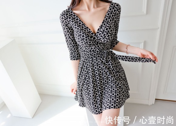 孙允珠|女神孙允珠时尚搭配:雅黑锁扣满版碎花罗纹百褶裙