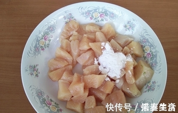 白发脱发|白发脱发的人别慌！学会这“菜”，隔三差五吃一些，护发乌发