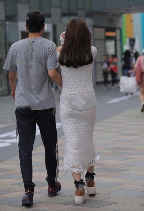 修身长裙 深灰色修身长裙,上身舒适,时尚大气