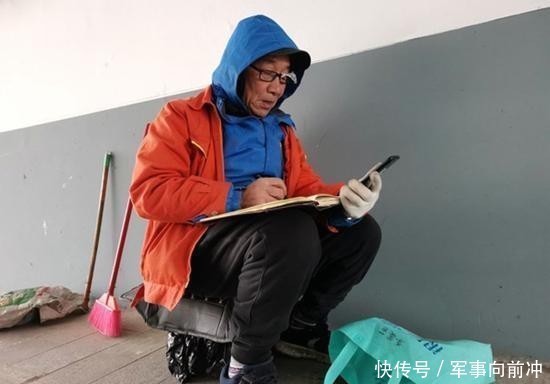 小时|六旬环卫工蹲涵洞每天学习4小时 称生活的最高境界是乐