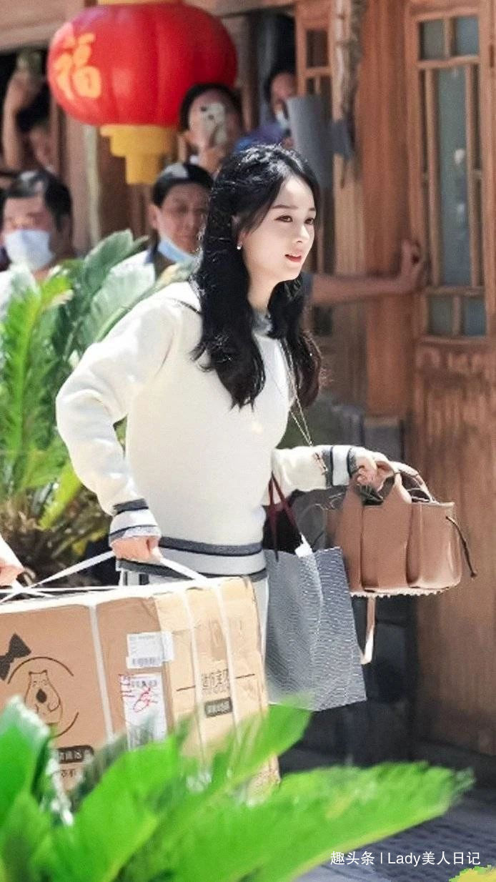 綜藝|趙麗穎資源被截胡《中餐廳》路透圖挺水靈的,綜藝資源依舊強大