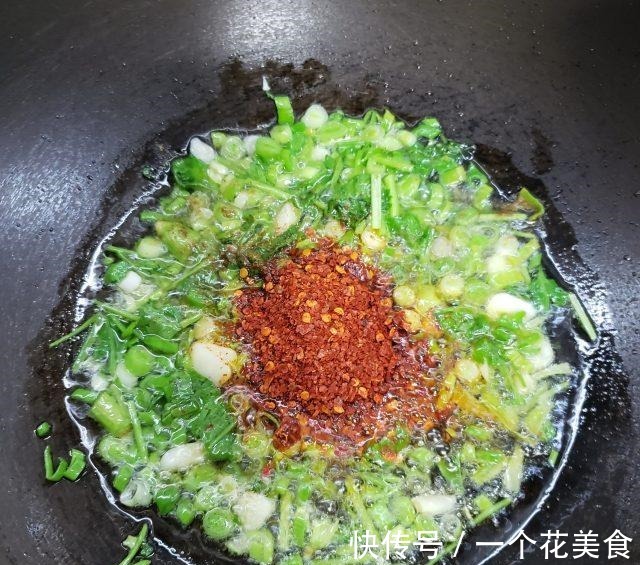 小炒泡馍，馍筋爽滑，料重味纯，酸辣开胃！