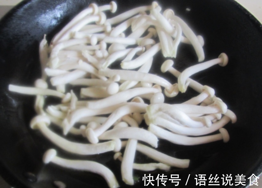 白玉菇如此做,十分钟就上桌,之前没人在意,才会不好吃!