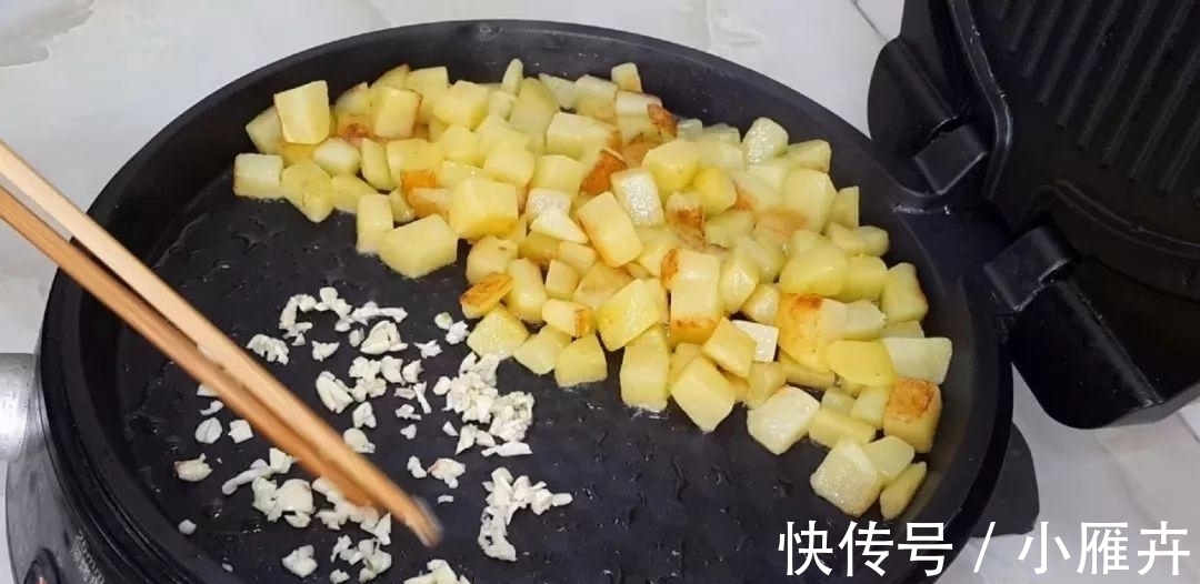 土豆又出新吃法,教你简单一做,比干锅土豆做法简单,比薯条好吃
