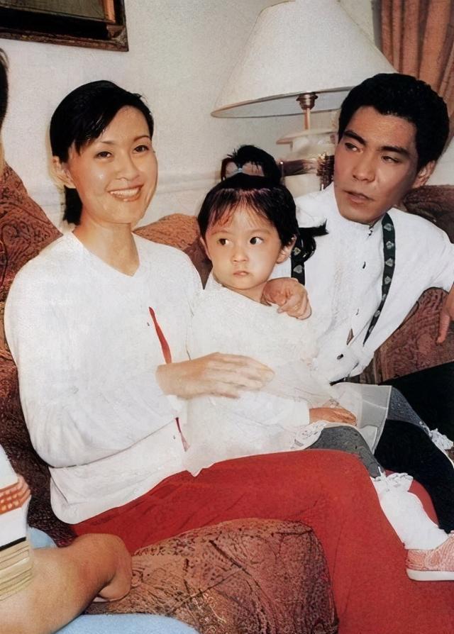 晚年|方舒含泪与白发母亲和解,两个女儿撑起她的晚年