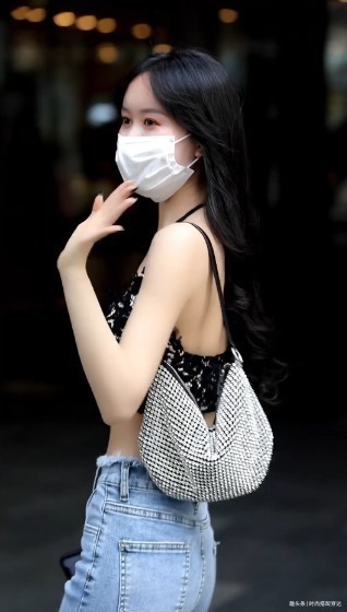 小蛮腰|穿黑色吊带的小姐姐,简洁穿搭衬托独特气质,尽显女人味