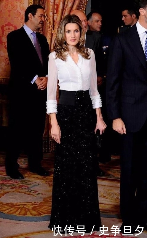 黑白搭，我只服她-西班牙王后！