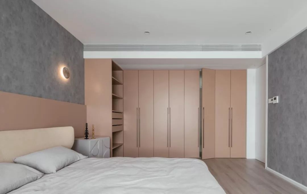 利用率|还在买衣柜现在流行“挖墙”装衣橱!