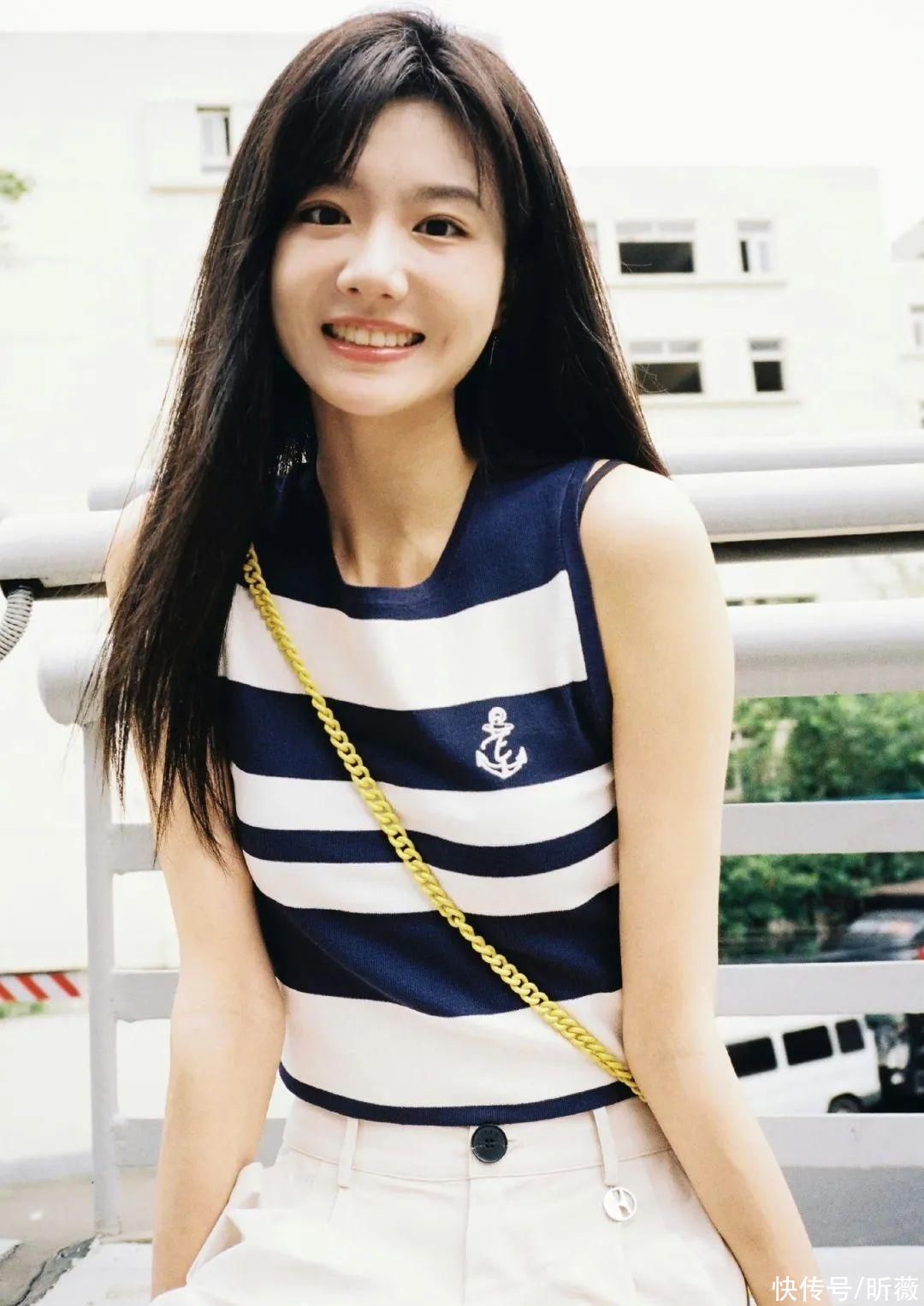 03参考潘美烨夏日拍照姿势元气女孩照进现实在泳池与火烈鸟合照拉满