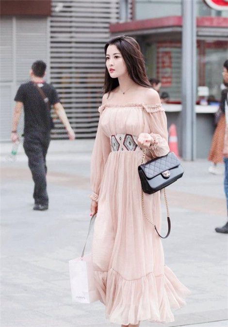 街拍:长发搭肩的小美女,匀称的身材,十分惹人爱