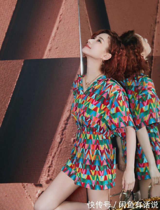 大长腿|何超莲烫了卷发,搭配碎花裙却跑出“阿姨味”,气质全靠颜值撑着