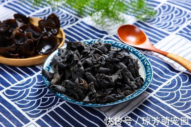泡发木耳最忌直接用水泡，教你正确方法，木耳又大又软还干净